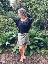 Load image into Gallery viewer, Wild Khaki skirt ~ Linen ~ L
